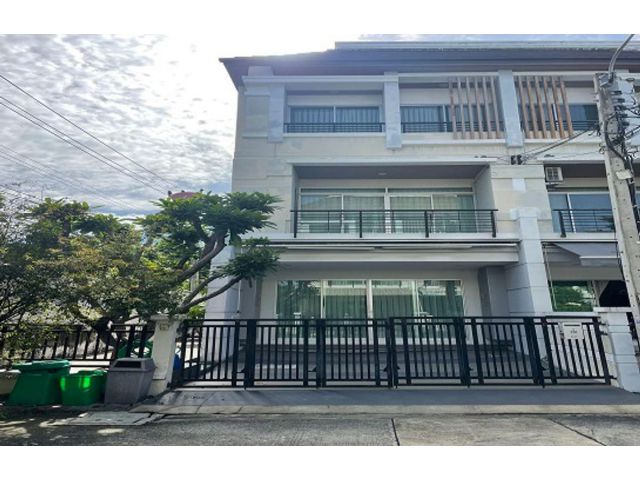 ขายด่วนทาวน์โฮม บ้านกลางเมือง Urbanion ศรีนครินทร์ 46/1 ตกแต่งครบพร้อมเข้าอยู่ บ้านหลังมุม (N.1951)
