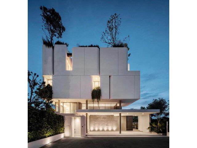 ขาย บ้านเดี่ยว 6 ชั้น พร้อมลิฟต์และสระว่ายน้ำ ดีไซน์โดดเด่น