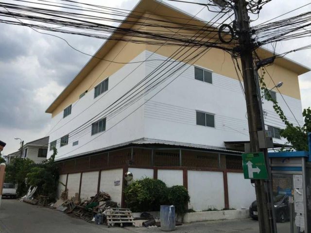 ขายโกดัง3ชั้นมีลิฟต์ขนของ ลาดปลาเค้า ซอย14 เนื้อที่200ตรว