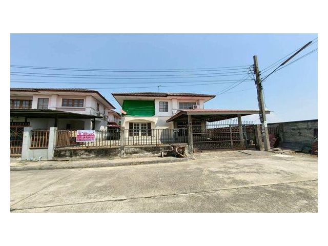 บ้านเดี่ยว หมู่บ้าน เลคการ์เด้นวิลเลจ เนื้อที่ 54.1 ตรว. ใกล้สถานีรถไฟ คลองหลวงแพ่ง ถนนกรุงเทพ-ชลบุรี สายใหม่ แขวงขุมทอง