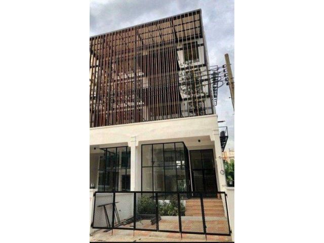 ให้เช่าทาวน์โฮม 4.5 ชั้น รีโนเวทใหม่ สไตล์ Loft พื้นที่ 360 ตร.ม. ซอยสุขุมวิท 62 ใกล้ BTS บางจาก เหมาะทำออฟฟิศ