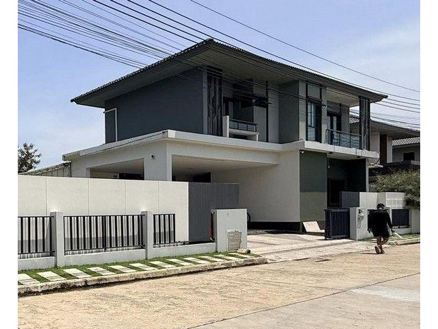 หมู่บ้านสราญสิริ ศรีวารี ใกล้ สนามบินสุวรรณภูมิ บ้านเดี่ยว 2 ชั้น 93 ตร.วา 240 ตรม.4 ห้องนอน 5 ห้องน้ำ - แอร์ 3 เครื่อง