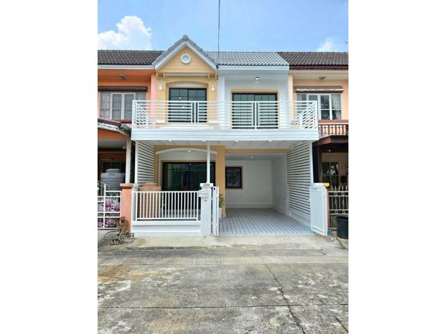 หมู่บ้านบุศรินทร์ ถนนบ้านกล้วย-ไทรน้อย ทาวน์เฮาส์ 2 ชั้น มีระเบียงด้านหน้า ในโครงการ L&H ทำเลซอยบ้านกล้วย ใกล้รถไฟฟ้า
