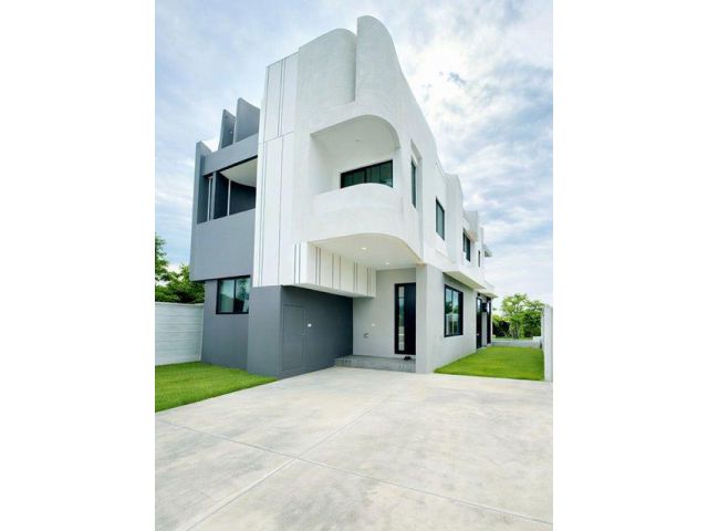 ระดับพรีเมียม ใกล้ ARL ลาดกระบัง 900ม.อ่อนนุช สุขุมวิท77 60 ตร.วา.Pool Villa 3ชั้น ฟังก์ชันครบครัน 3-4นอน 4 น้ำ 240 ตร.ม