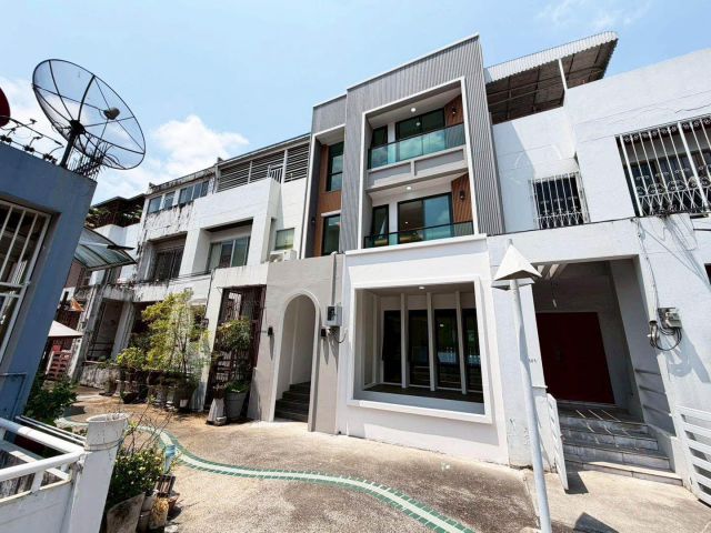 ขาย ทาวน์โฮม 4.5 ชั้นพร้อมลิฟท์ ทำเล BTS ปุณณวิถี สุขุมวิท 3 วัฒนา