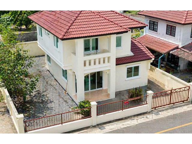 บ้านเดี่ยว 2 ชั้นโปร่ง 3 นอน 2 น้ำ สนามกอล์ฟเมืองเอก 2.7 กม. ม.รังสิต 3.3 กม. แยกบางพูน 1.5 กม. 35 ตร.ว. 140 ตร.ม.