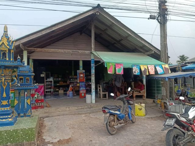 ขายร้านค้า1 หลังเนื้อที่ 46 ตรว. ราคา 600,000 บาท ครุฑแดง ติดถนนลาดยางในหมู่บ้าน ทำเลดี พร้อมขาย
