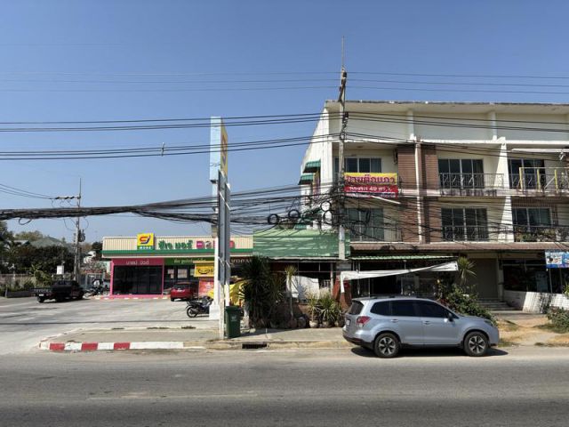 อาคารพาณิชย์ห้องริม 49 ตร.ว. หน้ากว้าง 6.5 ม.  ติด CJ More ถนนสุขุมวิท กม.5 สัตหีบ  เยื้องสนามกีฬากองทัพเรือ