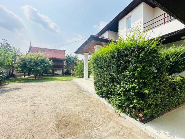 ขายถูก ! ขายบ้านหลังใหญ่ สภาพดี หลังบ้านติดริมน้ำ พื้นที่ 324 ตรว. หมู่บ้านเมืองเอก ซอยเอกรัตน์ 6