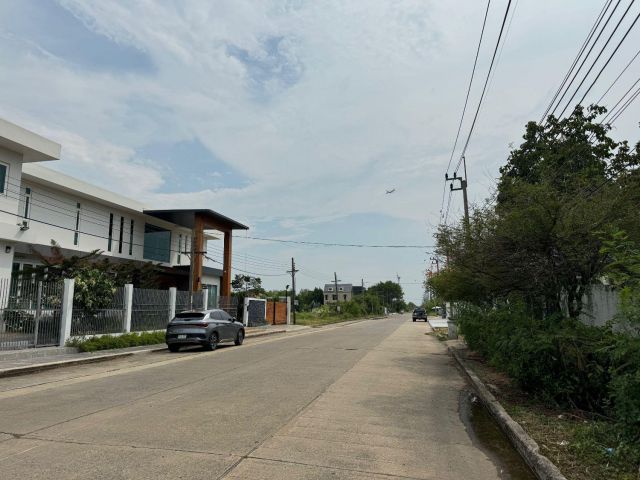 ขายที่ดินรูปแปลงสวยติดถนนเมนหมู่บ้านถมแล้วน้ำไฟพร้อม