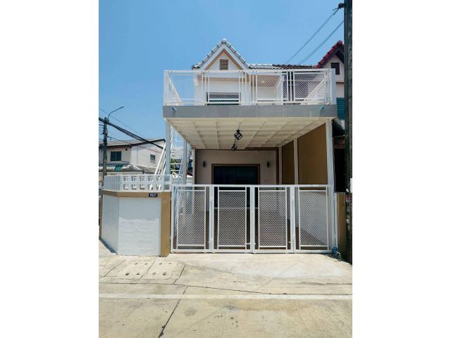 หมู่บ้านธารทอง2  ซอยวัดลาดปลาดุก  ทาวน์เฮาส์ 2 ชั้นหลังมุมถนนเมน ห่างจากปากซอยวัดลาดปลาดุกเพียง 1 กม.