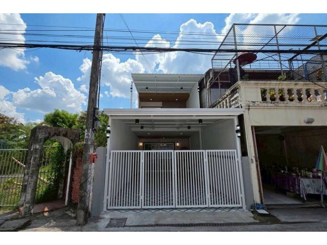 บ้านซอยเรวดี22 ติดสถานีรถไฟฟ้าศูนย์ราชการนนทบุรี ทาวน์เฮาส์ 2 ชั้น หลังมุม ตกแต่งใหม่พร้อมอยู่