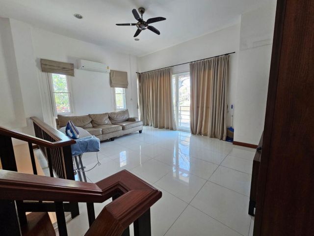 Very cheap!! 3-storey corner townhome, 54.7 sq.wah, Near the electric train and Seacon Square.