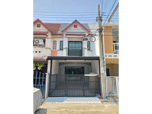 หมู่บ้านสวีทโฮมปาร์ค บางบัวทอง ทาวน์เฮ้าส์ 2 ชั้น ตกแต่งใหม่ มีสระว่ายน้ำในหมู่บ้าน ถนนบางกรวย-ไทรน้อยมีระเบียงด้านหน้า