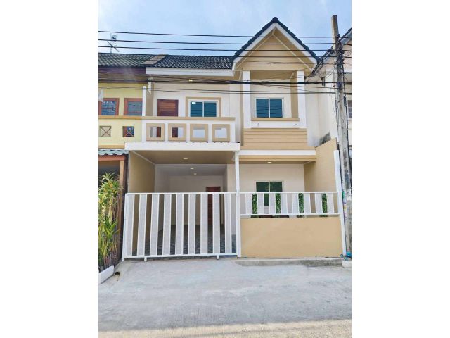 หมู่บ้านลดาสิริ ถนนบ้านกล้วย - ไทรน้อย ทาวน์เฮาส์ 2 ชั้น ตกแต่งใหม่ บ้านสวย ทำเลดี ถนนเมน เข้า-ออกสะดวก