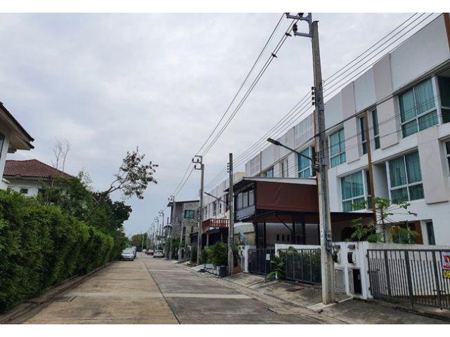 ขายทาวน์เฮ้าส์ หมู่บ้านมายด์ ฮอฟฟ์ ร่มเกล้า-สุวรรณภูมิ เนื้อที่ 22.8 ตร.ว. 3 ชั้น 3 นอน 3 น้ำ