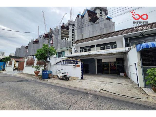 ขายทาวน์เฮาส์ ถนนประชาอุทิศ ใกล้ MRT ห้วยขวาง 2 คูหา 2 ชั้น 48 ตร.ว.