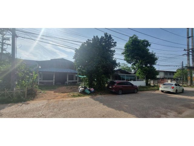 (แบ่งขาย) บ้านและที่ดินทำเลดี ติดถนน 2 ด้าน กลางเมืองศรีบุญเรือง หนองบัวลำภู ราคาถูก