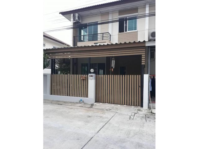 U1430 ให้เช่าบ้านแฝด 2 ชั้น หมู่บ้านเต็มสิริวิลล่า หนองจอกคู้ขวา ติดถนนเลียบวารี 37 ในบ้านมีเฟอร์บางส่วน ทำเลดี เดินทางส