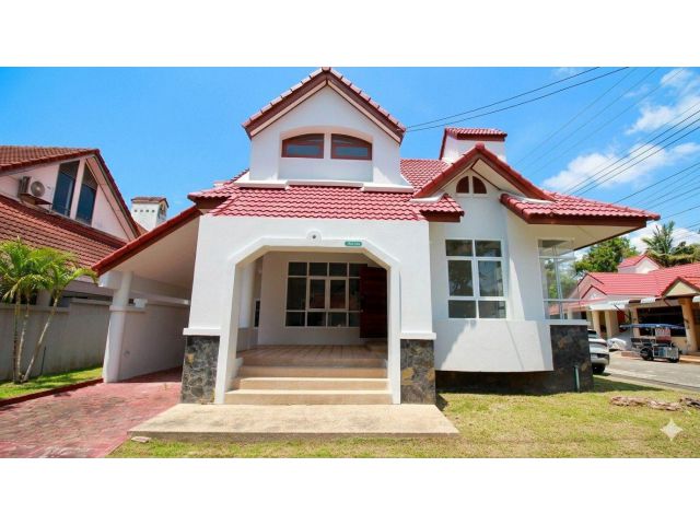 ขายบ้านเดี่ยว 2 ชั้น 64 ตร.วา 4 ห้องนอน รีโนเวทใหม่ทั้งหลัง โครงการไพน์เนอรี่พาร์คบีช ติดหาดสวนสน ระยอง