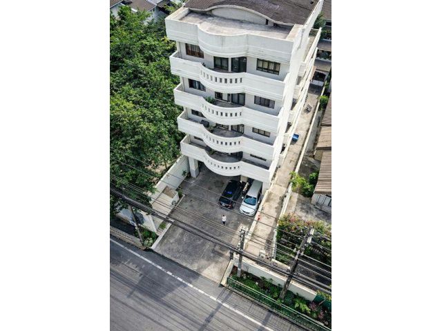 อาคารอพาร์ตเมนต์ 6 ชั้น 10 ห้อง 130 ตร.ม. สุขุมวิท 23-33 ใกล้ BTS พร้อมพงษ์ 900 ม. ต่อห้อง มีแบบ 2 นอน 3 น้ำ เหมาะทำ Air