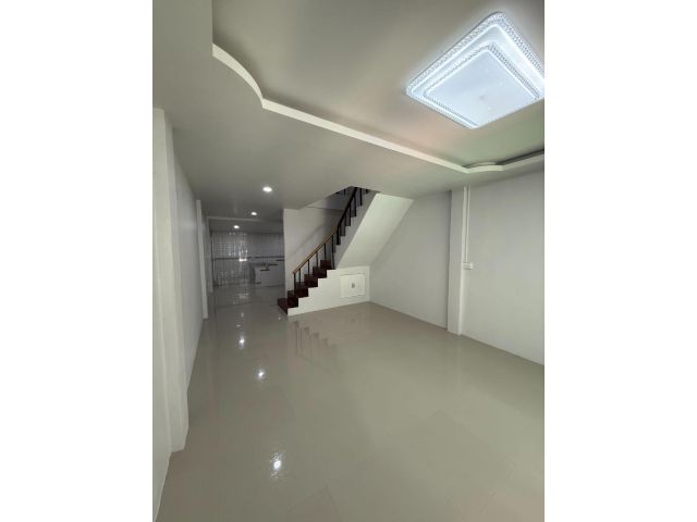 ขายบ้านทาวน์เฮาส์2ชั้นรีโนเวทพร้อมเข้าอยู่