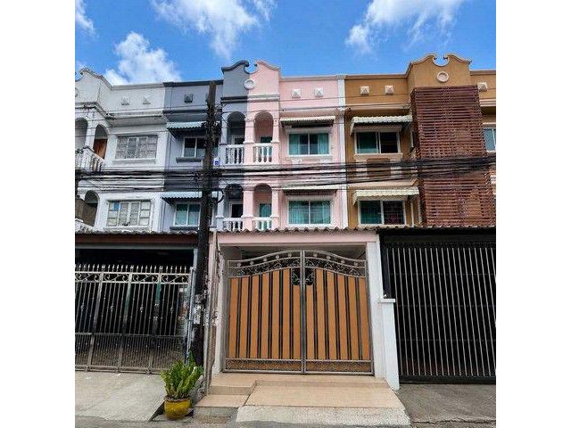 ขายด่วน ราคาพิเศษ ทาวน์เฮาส์ 3 ชั้น ทำเลดี ซ.รามคำแหง 176 ใกล้รถไฟฟ้าสายสีส้ม