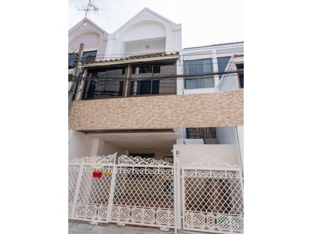 ให้เช่าทาวน์เฮ้าส์ 3 ชั้น 250 ตร.ม. 3 ห้องนอน ซอยสุขุมวิท 44-2 ใกล้ BTS พระโขนงเพียง 500 เมตร
