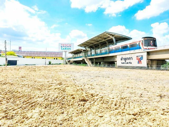 สนามบินดอนเมือง ที่ดินถมแล้ว มี 2 แปลงติดกัน โลตัส ลำลูกกา คลอง2 200 ม. BTSคูคต 1.24กม. แปลงละ 256ตร.ว.