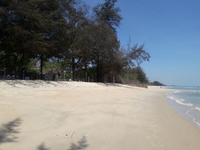 ที่ดินติดชายหาดชะอำ พร้อมสิ่งปลูกสร้าง เนื้อที่ 9-0-23.6 ไร่ อ.ชะอำ เพชรบุรี