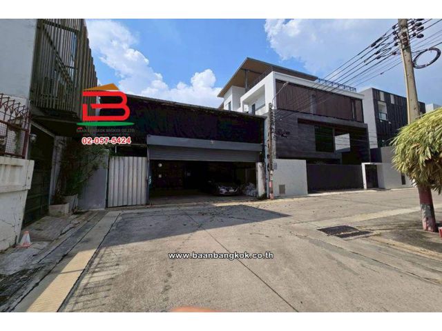 ที่ดินพร้อมบ้าน เนื้อที่ 96 ตร.ว. (แบ่งขายได้) ซอยปรีดีพนมยงค์ 14 และ 20 (ใกล้แม็กแวลู่) แขวงพระโขนงเหนือ เขตวัฒนา