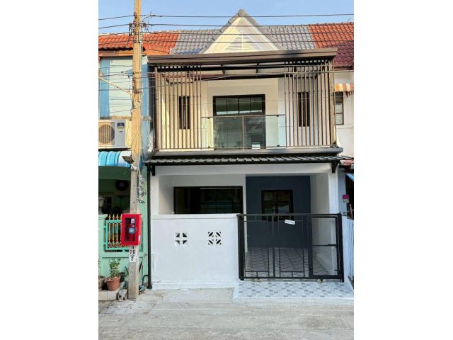หมู่บ้านสวีทโฮมปาร์ค บางบัวทอง ทาวน์เฮ้าส์ 2 ชั้น ถนนเมน มีระเบียงด้านหน้า และหลังบ้าน ตกแต่งใหม่