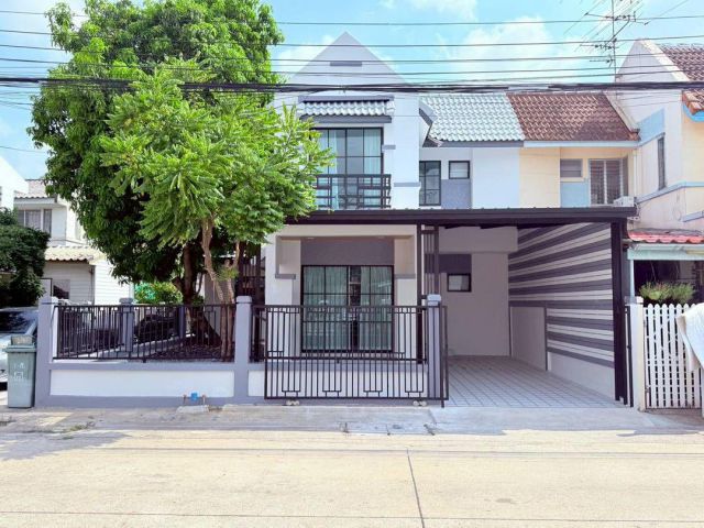 หมู่บ้านพูนสินธานี3 เคหะร่มเกล้า ทาวน์เฮาส์ 2 ชั้น ตกแต่งใหม่พร้อมอยู่ หลังมุมติดที่กลับรถ