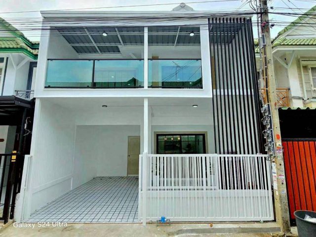 หมู่บ้านพฤกษา14A วัดลาดปลาดุก   ทาวน์เฮาส์ 2 ชั้น มีระเบียงด้านหน้า ตกแต่งใหม่พร้อมอยู่