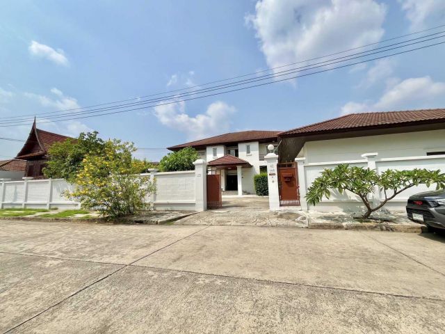 ราคาดีที่สุด ! ขายบ้านหลังใหญ่ สภาพดี หลังบ้านติดริมน้ำ พื้นที่ 324 ตร.ว. หมู่บ้านเมืองเอก โครงการ 2 ซอยเอกรัตน์ 6