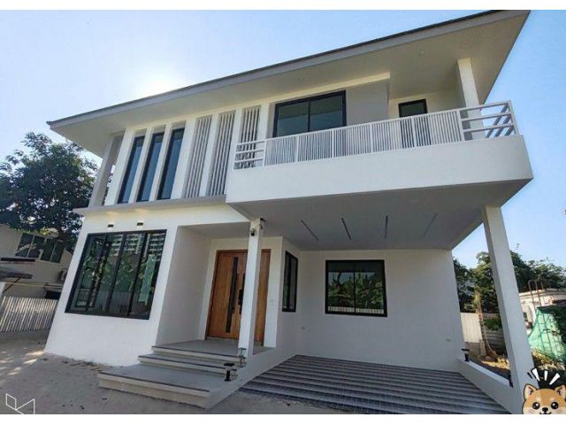 บ้านเดี่ยว 2 ชั้น หลังใหญ่ สไตล์โปร่งโล่ง พร้อมอยู่ ซอยรัชดา 32
