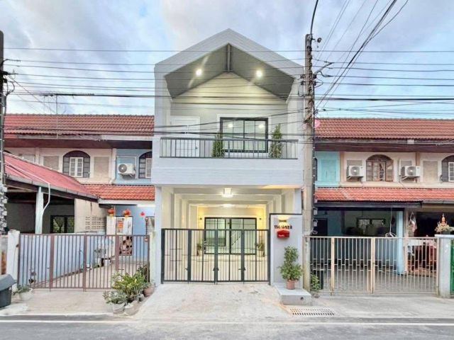 หมู่บ้านบัวทอง1 ติดรถไฟฟ้าสายสีม่วง สถานีคลองบางไผ่ ทาวน์เฮาส์ 2 ชั้น ตกแต่งใหม่พร้อมอยู่ มีระเบียงด้านหน้า