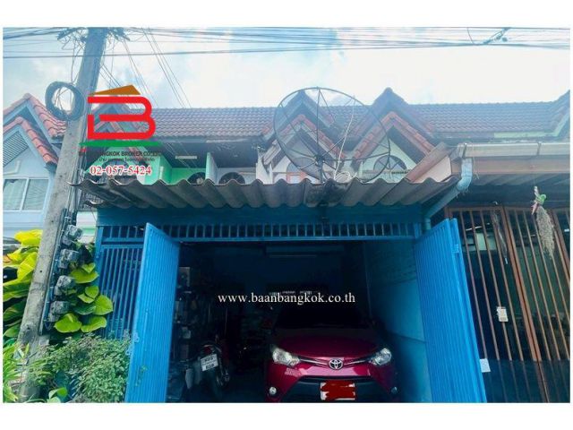 ทาวน์เฮ้าส์ หมู่บ้านเพชรไพลิน (ใกล้วัดเพลินเพชร) เนื้อที่ 16 ตรว. ตำบลอ้อมน้อย อำเภอกระทุ่มแบน จังหวัดสมุทรสาคร