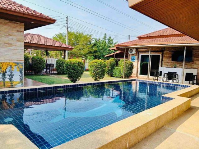 H1057 พูลวิลล่าสไตล์รีสอร์ทให้เช่า Middle House Pool Villa Pattaya ซอยสยาม 6 ห้องนอน 7 ห้องน้ำ