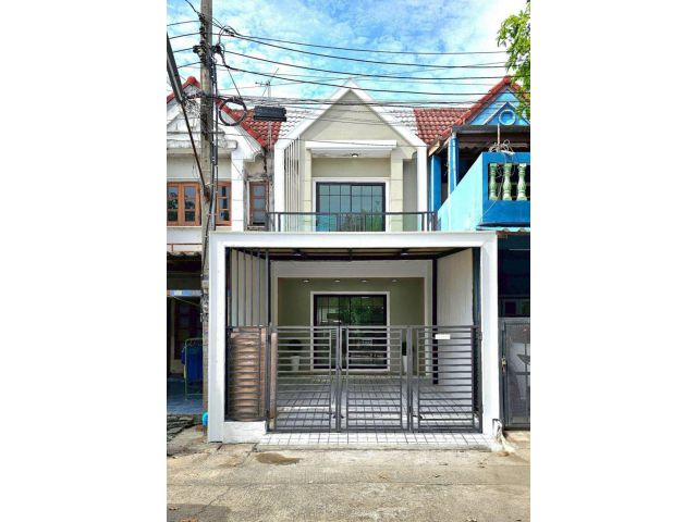 หมู่บ้านเต็มรัก ซอยวัดลาดปลาดุก ทาวน์เฮาส์ 2 ชั้น ตกแต่งใหม่พร้อมอยู่ มีระเบียงหน้าบ้าน พร้อมของตกแต่ง