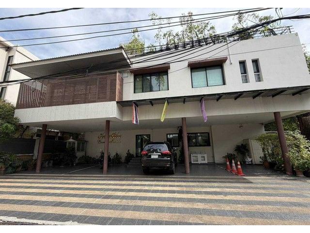 ให้เช่าบ้าน 2 ชั้น ซอยสุขุมวิท 24 ใกล้ห้าง Emporium ตกแต่งพร้อมเข้าอยู่ แขวงคลองตัน เขตคลองเตย,กรุงเทพมหานคร