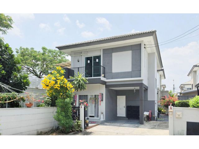 บ้านเดี่ยว หลังมุม พื้นที่กว้าง หมู่บ้าน เซนโทร วัชรพล เปลี่ยนพื้นชั้น 2 ใหม่ทั้งหมด ต่อเติมห้องด้านข้าง พร้อมพื้นที่สวน