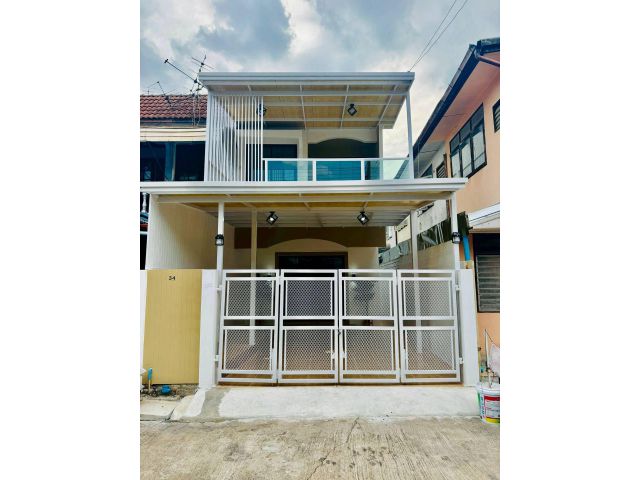หมู่บ้านธนพัฒนา ทำเลเมืองนนทบุรี ทาวน์เฮาส์ 2 ชั้น มีระเบียงด้านหน้า ตกแต่งใหม่พร้อมเฟอร์นิเจอร์ ซอยนนทบุรี8/2