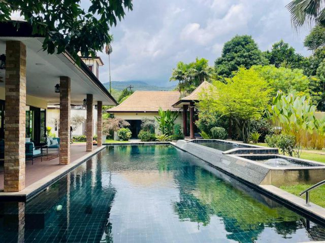บ้านสไตล์บาหลีสุดหรู ที่ออกแบบอย่างพิถีพิถัน ให้ทุกมุมของบ้านเชื่อมต่อกับธรรมชาติอย่างลงตัว ถ่ายทอดกลิ่นอายรีสอร์ตระดับ