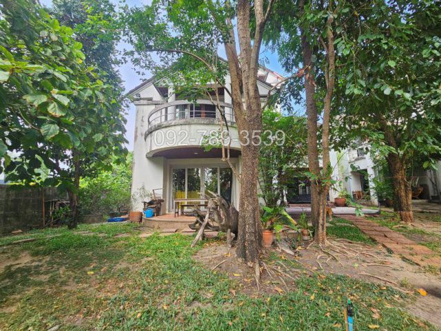 ขายบ้านเดี่ยว 3 ชั้น หมู่บ้านเมืองเอก โครงการ 4 หน้าบ้านติดน้ำ วิวสนามกอล์ฟวิสต้า ระเบียงและสวนรอบบ้าน บรรยากาศร่มรื่น