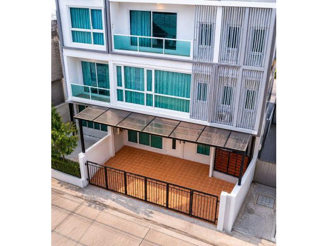 ลาดปัฐวิกรณ์ 1.3 กม. ทาวน์โฮม 3 ชั้น 3 นอน 3 น้ำ ชอคโกแลตวิลล์ 700ม. ใกล้ รร.บดินทรเดชา2 950 ม. 20 ตร.ว. พร้อมแอร์ครบทุก