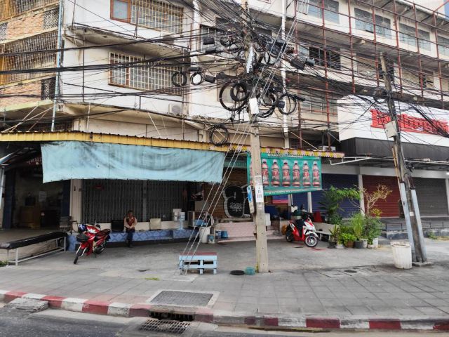 Sale and Rent Shophouse 4.5 storey no car park main road closed BTS Yellow Line ขายและให้เช่าตึกแถว แยกอุดมสุข