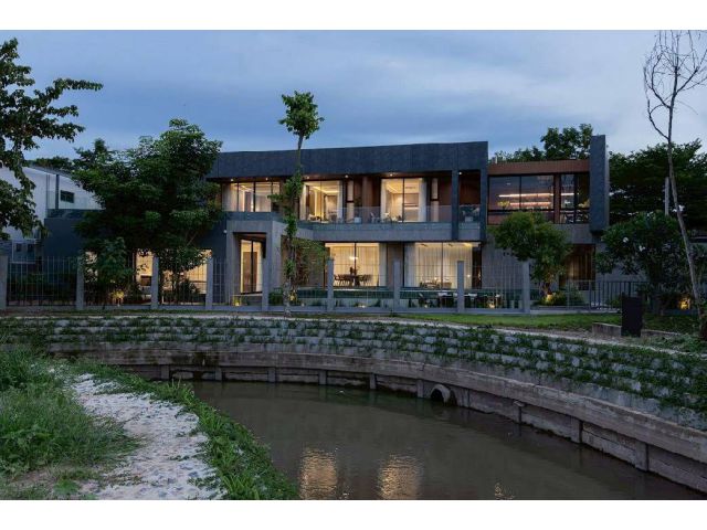 บ้าน Modern Luxury ดีไซน์โดดเด่นด้วยการผสมผสานวัสดุระดับพรีเมียม ทั้งเหล็ก ไม้ กระจก และหินลวดลายเฉพาะตัว พร้อมกระจกบานใ