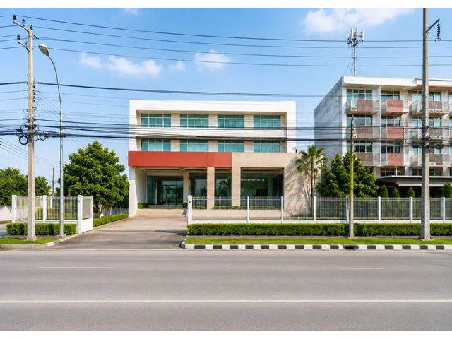ใกล้ลิตเติ้ลวอร์ค ลาดกระบัง 1.1 กม.โรบินสันลาดกระบัง 1 กม. โชว์รูม และอาคารพาณิชย์ 3 ชั้น 4 นอน 4 น้ำ 2ไร่ 100ตร.ว. 1500