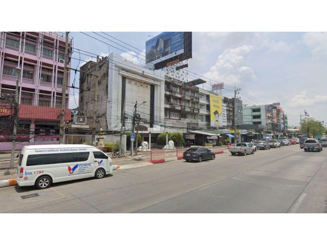 ขายที่ดิน ที่ดิน 1.6 ไร่ + อาคารพาณิชย์ 3 คูหา ติดถนนใหญ่เพชรเกษม (อ้อมน้อย)